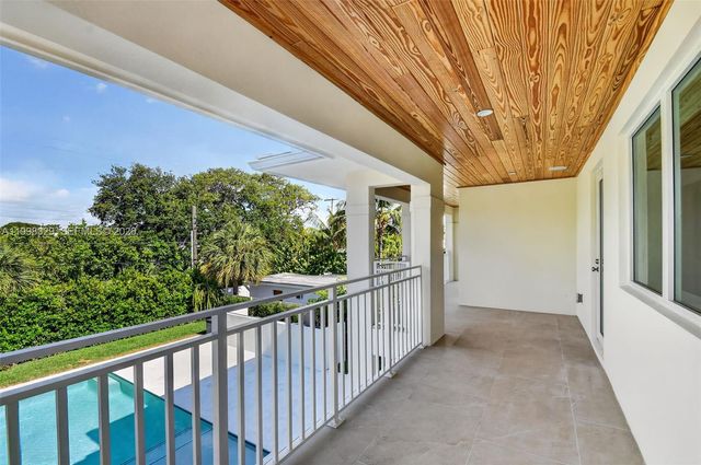1017 S Palmway, Lake Worth, FL 33460