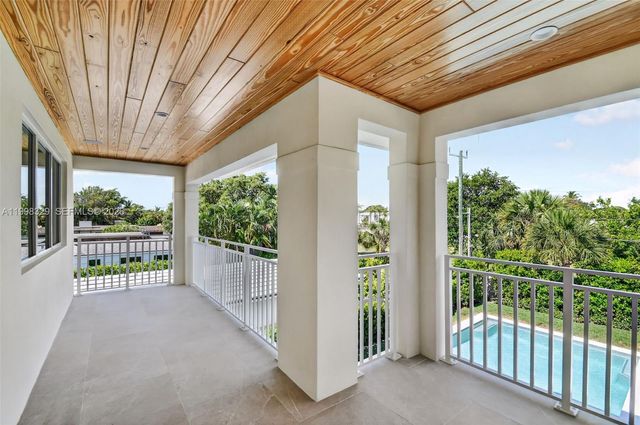 1017 S Palmway, Lake Worth, FL 33460