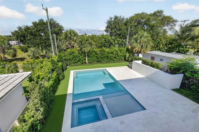 1017 S Palmway, Lake Worth, FL 33460