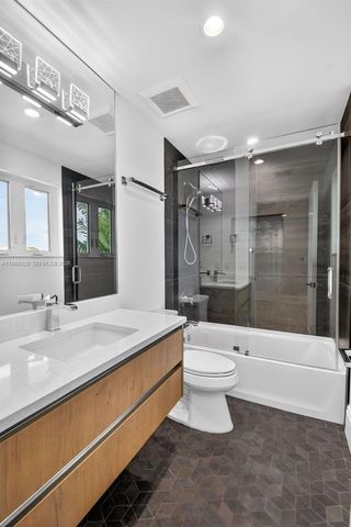 1017 S Palmway, Lake Worth, FL 33460