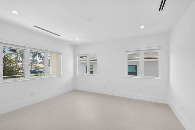 1017 S Palmway, Lake Worth, FL 33460