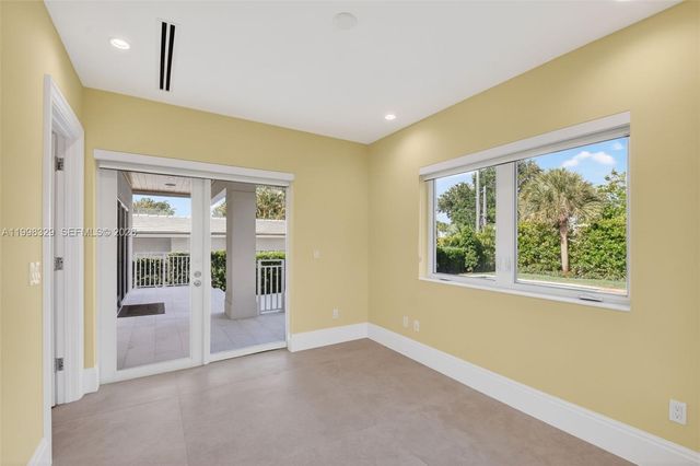 1017 S Palmway, Lake Worth, FL 33460