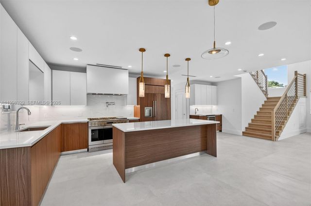 1017 S Palmway, Lake Worth, FL 33460