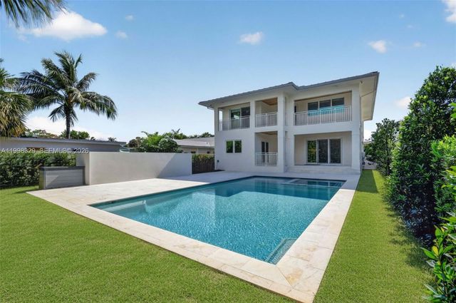 1017 S Palmway, Lake Worth, FL 33460
