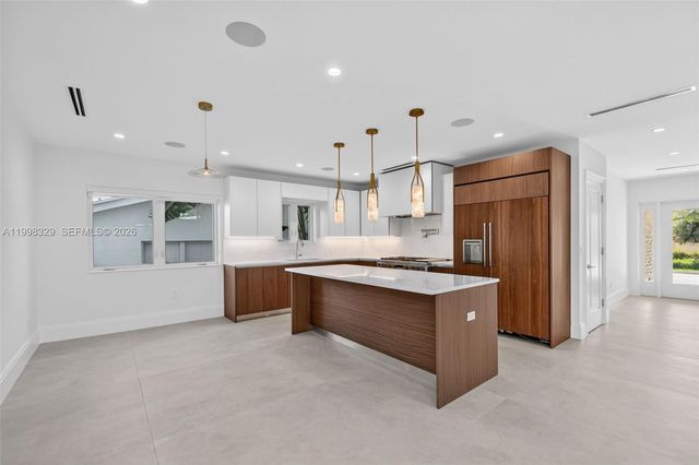 1017 S Palmway, Lake Worth, FL 33460