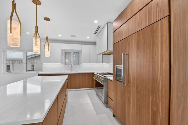 1017 S Palmway, Lake Worth, FL 33460