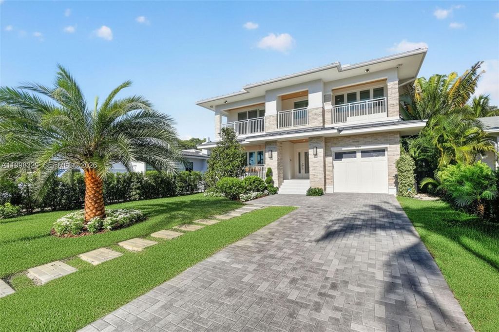 1017 S Palmway, Lake Worth, FL 33460