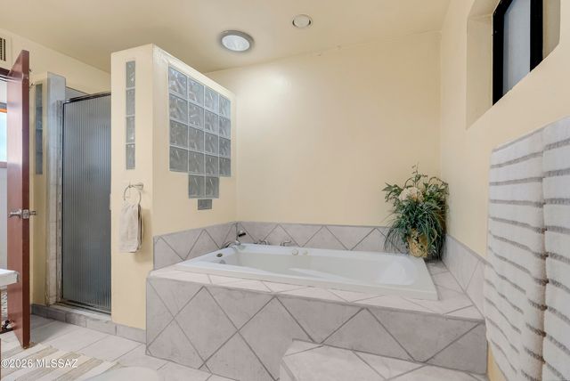 132 W River Road, Tucson, AZ 85704