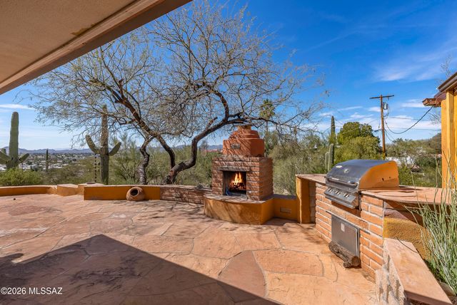 132 W River Road, Tucson, AZ 85704