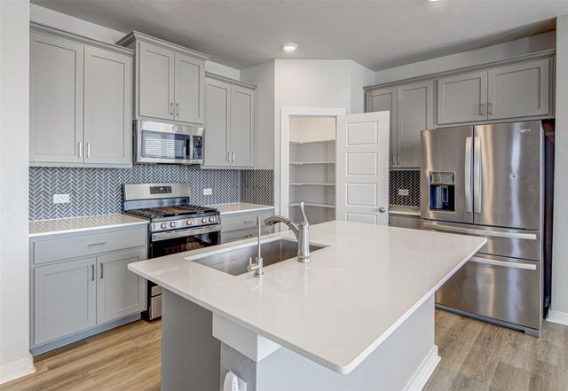 417 Ravens Crest DR, Hutto, TX 78634