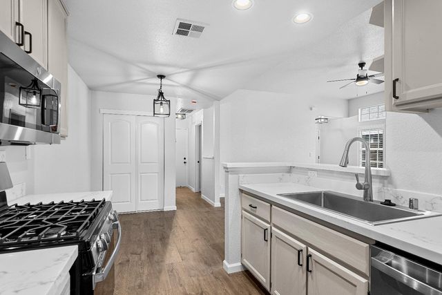 6332 Elkhorn Manor Dr, Rio Linda, CA 95673