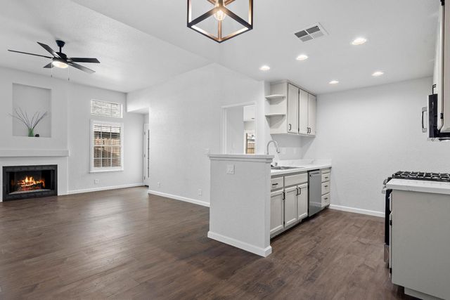 6332 Elkhorn Manor Dr, Rio Linda, CA 95673