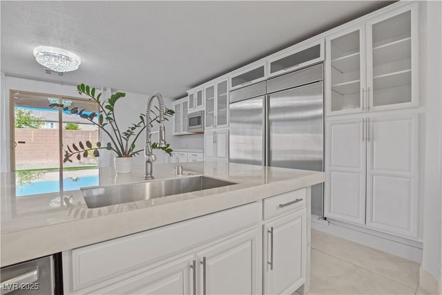 7324 West WHITE BLOOM Avenue, Las Vegas, NV 89117