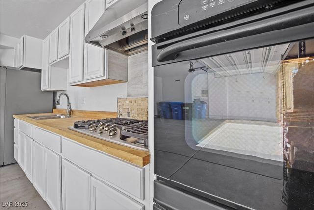 7324 West WHITE BLOOM Avenue, Las Vegas, NV 89117