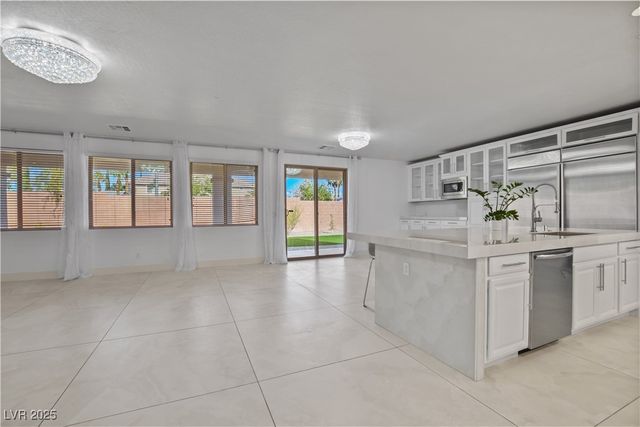 7324 West WHITE BLOOM Avenue, Las Vegas, NV 89117