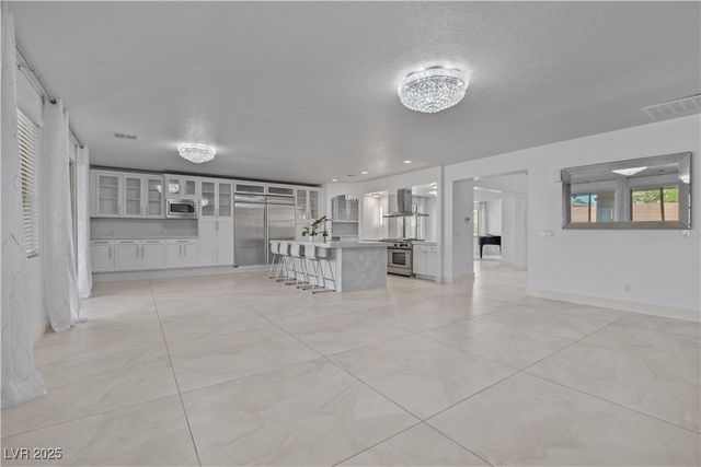 7324 West WHITE BLOOM Avenue, Las Vegas, NV 89117