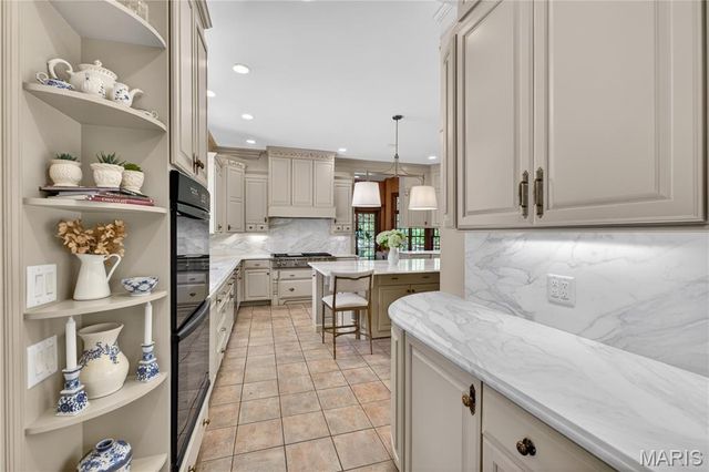 25 Fair Oaks Drive, St Louis, MO 63124