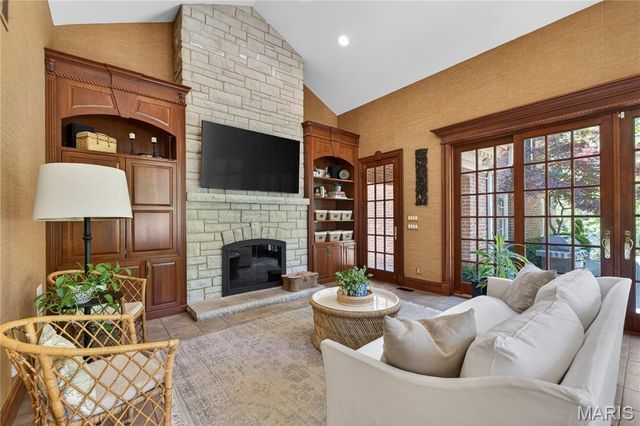25 Fair Oaks Drive, St Louis, MO 63124