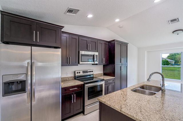 986 SW Romaine Lane, Port St. Lucie, FL 34953