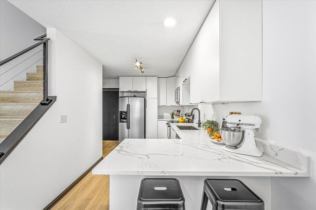 4058 Wilshire Circle 48, Shoreview, MN 55126