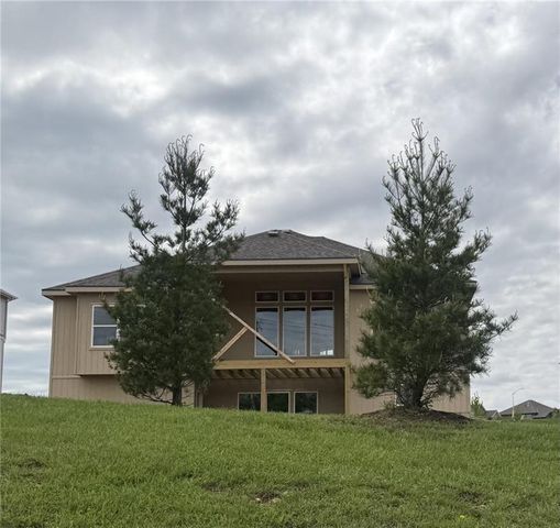 9009 N Poplar Avenue, Kansas City, MO 64156