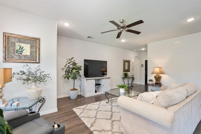 106 Willowbend Loop, Mabank, TX 75147