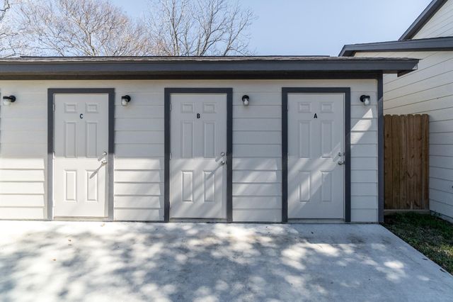 207 N Poplar Street C, Tomball, TX 77375