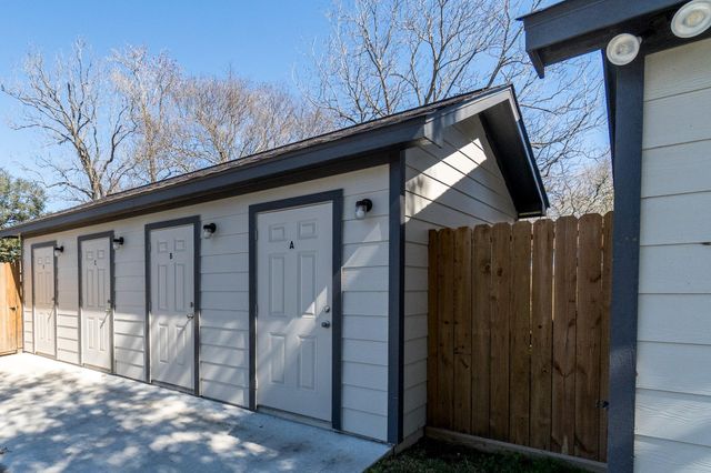 207 N Poplar Street C, Tomball, TX 77375