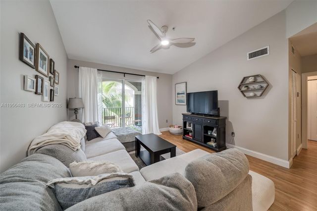 6831 SW 44th St 304, Miami, FL 33155