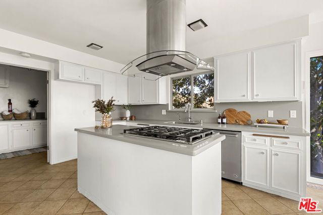 7132 Macapa Drive, Los Angeles, CA 90068