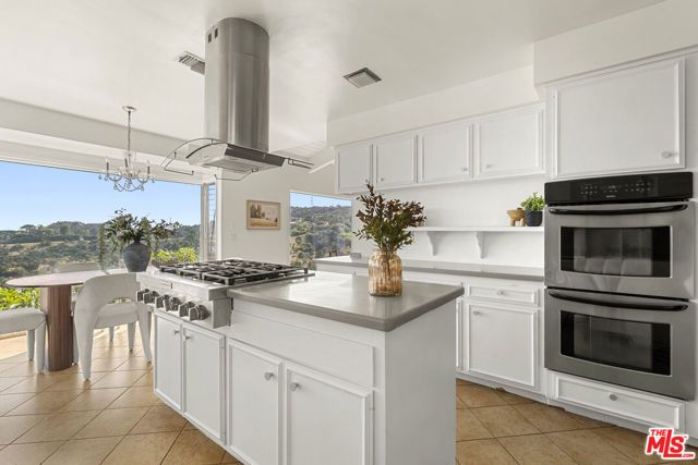 7132 Macapa Drive, Los Angeles, CA 90068