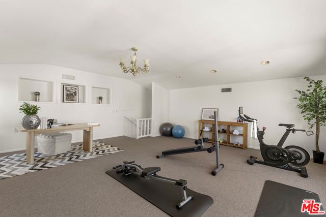7132 Macapa Drive, Los Angeles, CA 90068