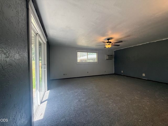 1570 Sleepy Hollow Loop, Grants Pass, OR 97527