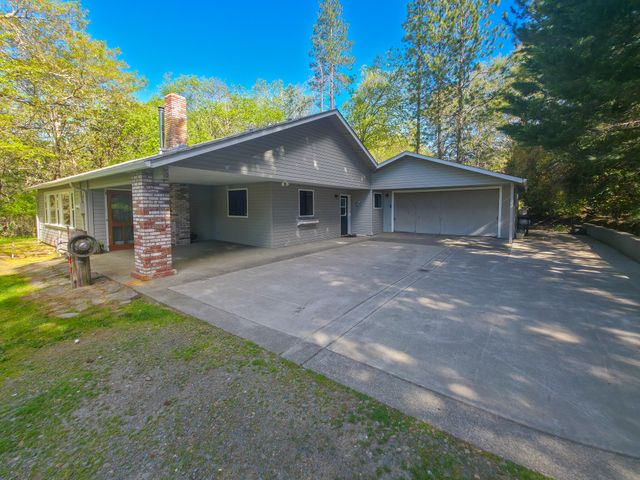 1570 Sleepy Hollow Loop, Grants Pass, OR 97527