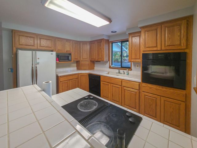1570 Sleepy Hollow Loop, Grants Pass, OR 97527