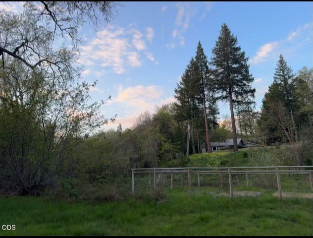 1570 Sleepy Hollow Loop, Grants Pass, OR 97527