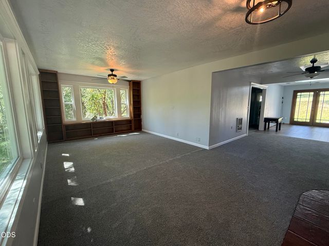 1570 Sleepy Hollow Loop, Grants Pass, OR 97527