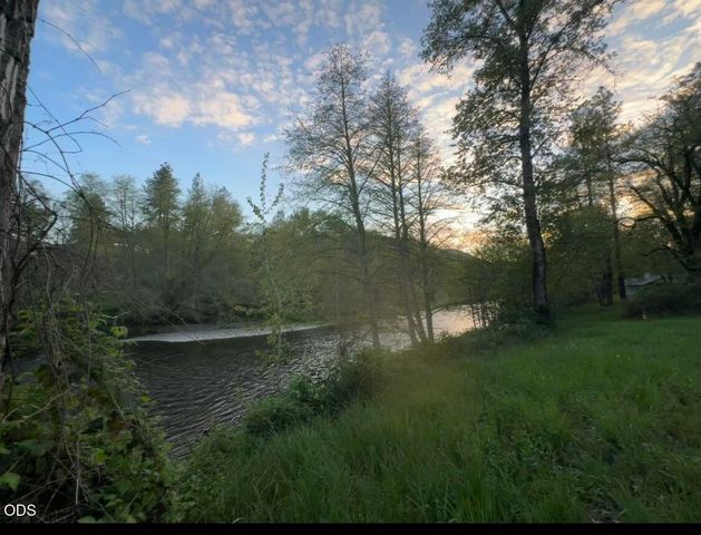 1570 Sleepy Hollow Loop, Grants Pass, OR 97527