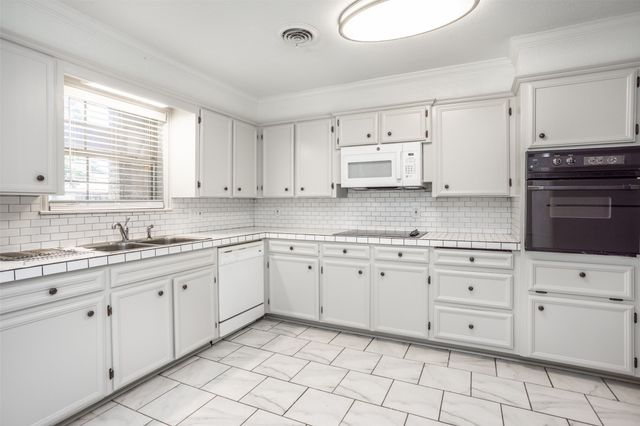 2003 Oneal Street, Gainesville, TX 76240