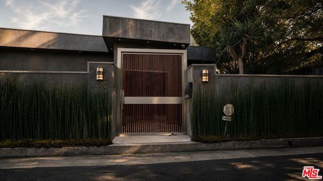 8740 W Saint Ives Drive, West Hollywood, CA 90069
