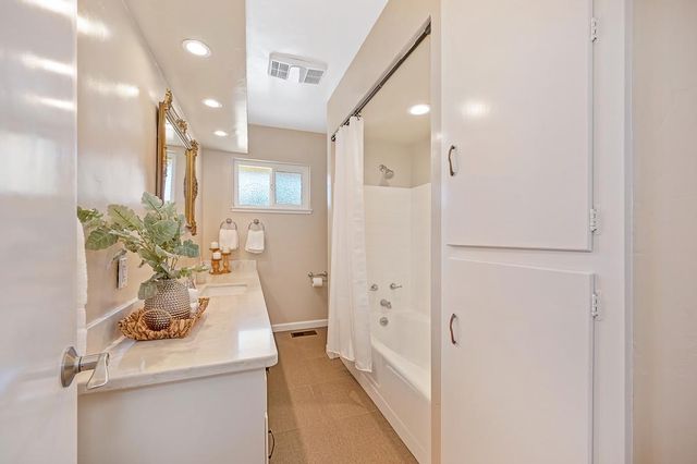 2180 Carol Ln, Roseville, CA 95747
