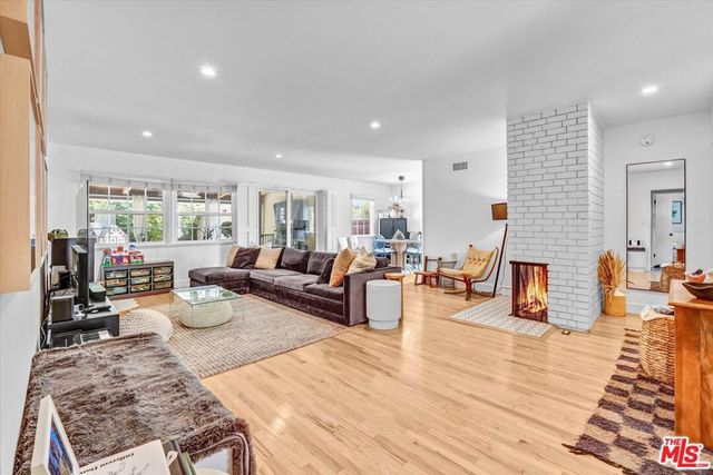 19803 Bassett Street, Los Angeles, CA 91306