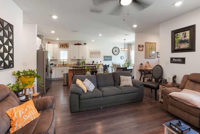 110 E COLLEGE Avenue, Corsicana, TX 75110