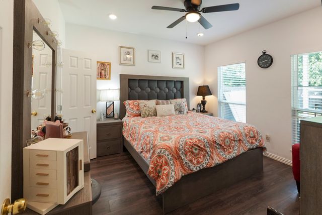 110 E COLLEGE Avenue, Corsicana, TX 75110