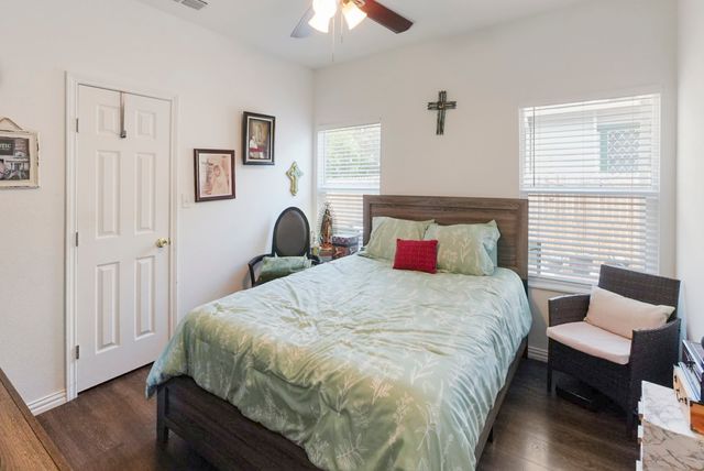 110 E COLLEGE Avenue, Corsicana, TX 75110