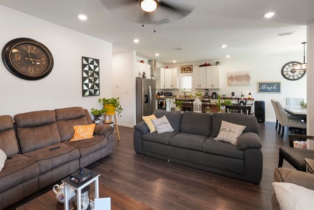 110 E COLLEGE Avenue, Corsicana, TX 75110