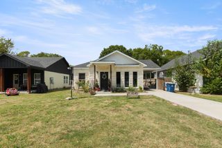 110 E COLLEGE Avenue, Corsicana, TX 75110