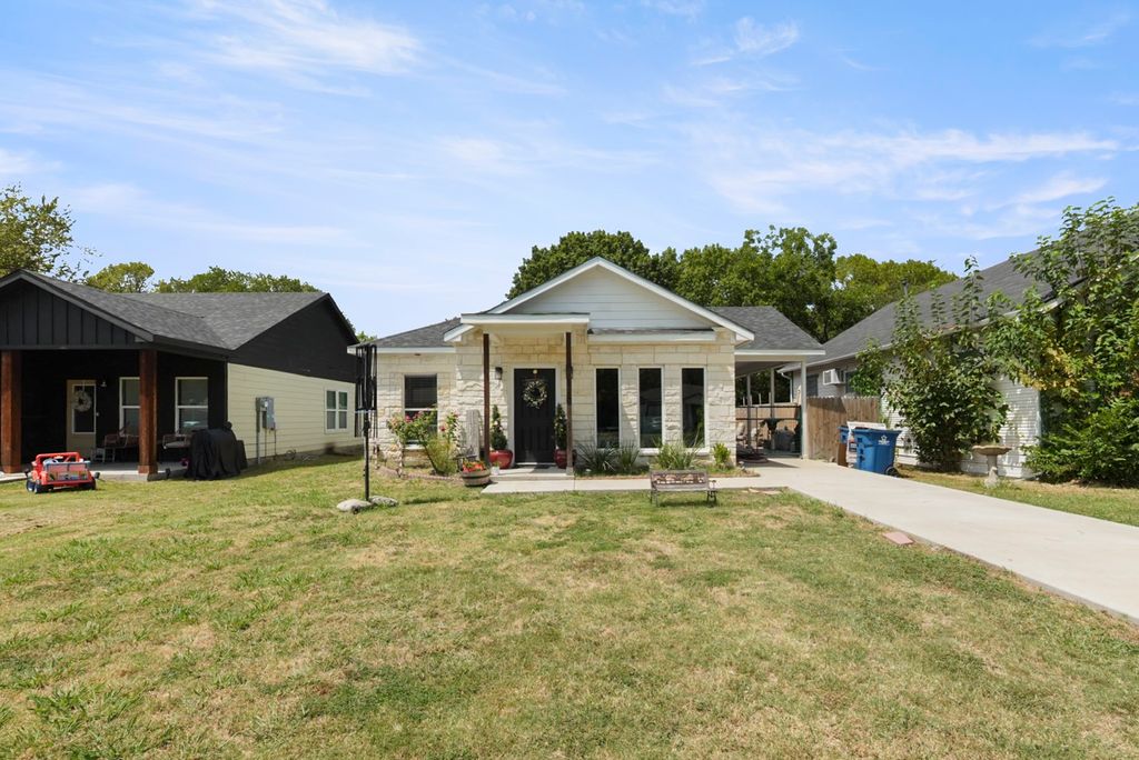 110 E COLLEGE Avenue, Corsicana, TX 75110
