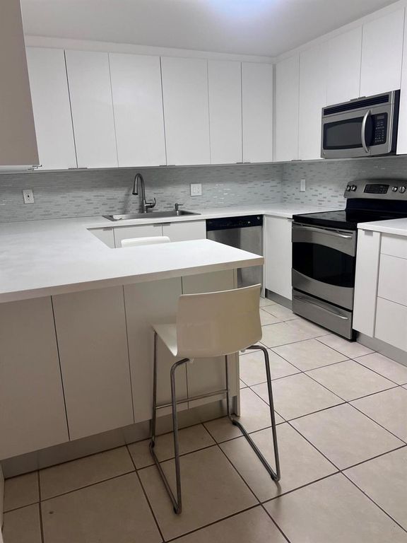 16300 Golf Club Road 216, Weston, FL 33326