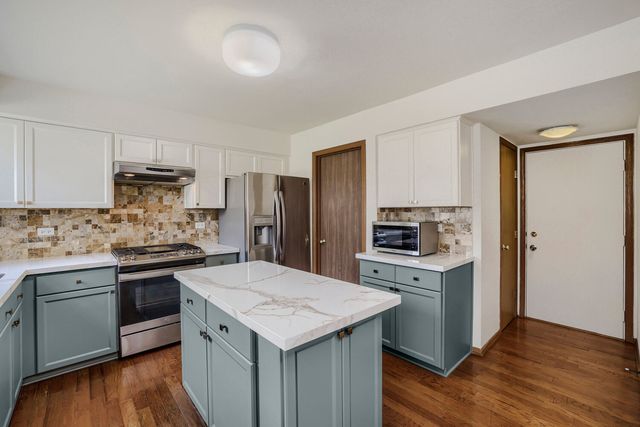 305 N Fiore Parkway, Vernon Hills, IL 60061